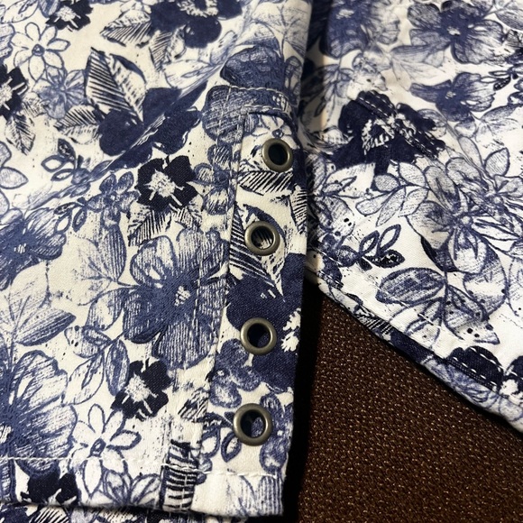 Sz: 16
Westbound
Blue Floral Capri Pants
Cotton/Poly/Rayon/ Spandex - Picture 2 of 2